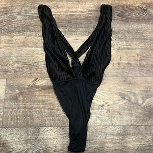 Black bodysuit. Size: 4. By Pretty Little Thing